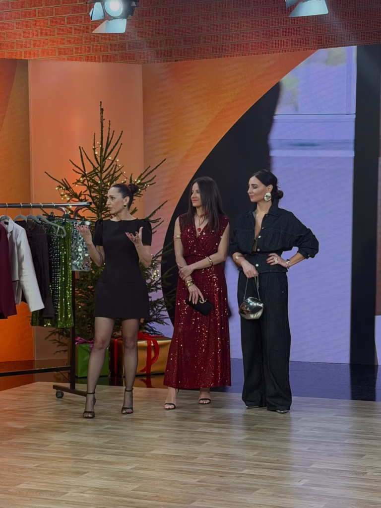 Stylistka Ania Śmiechowska z modelkami w studio TVP3, prezentująca stylizacje sylwestrowe: małą czarną, czerwoną cekinową sukienkę i komplet jeansowy.
